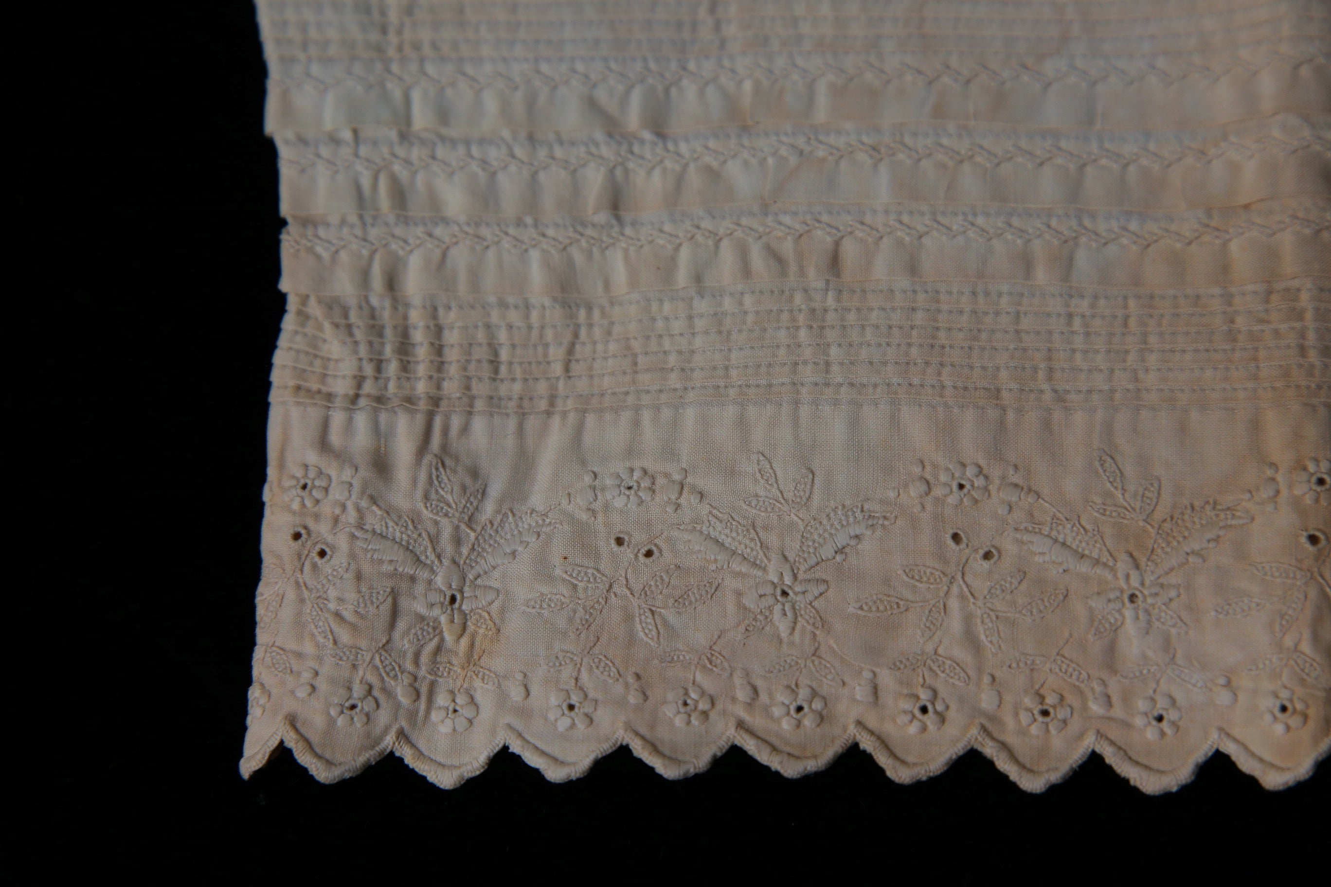 Vintage lace 19C Victorian handmade Ayrshire whitework lace cuff