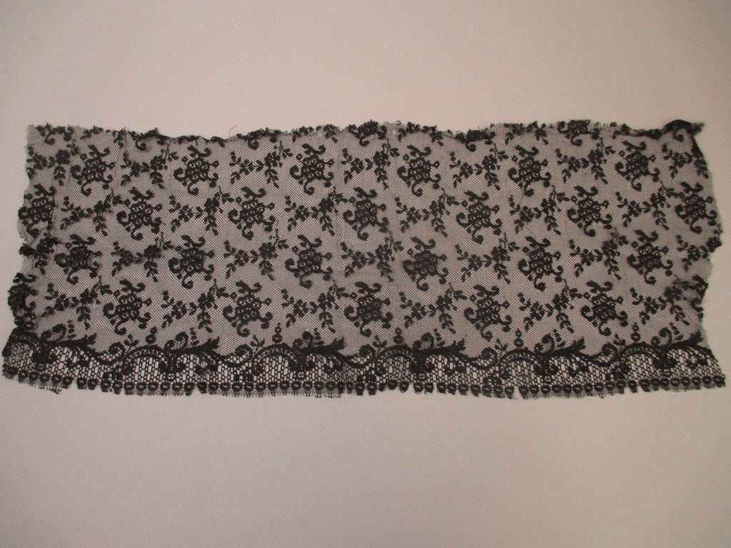 Antique Victorian chantilly lace remnant