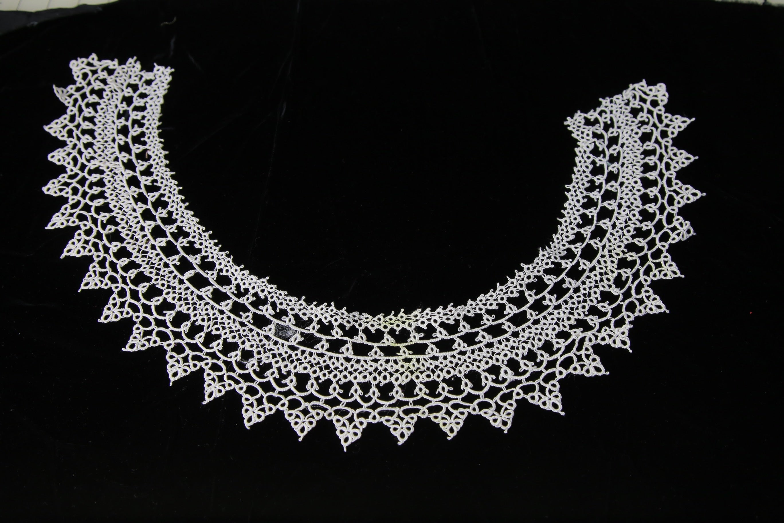 Vintage 20s white lace collar with hand tatting Early 20th C