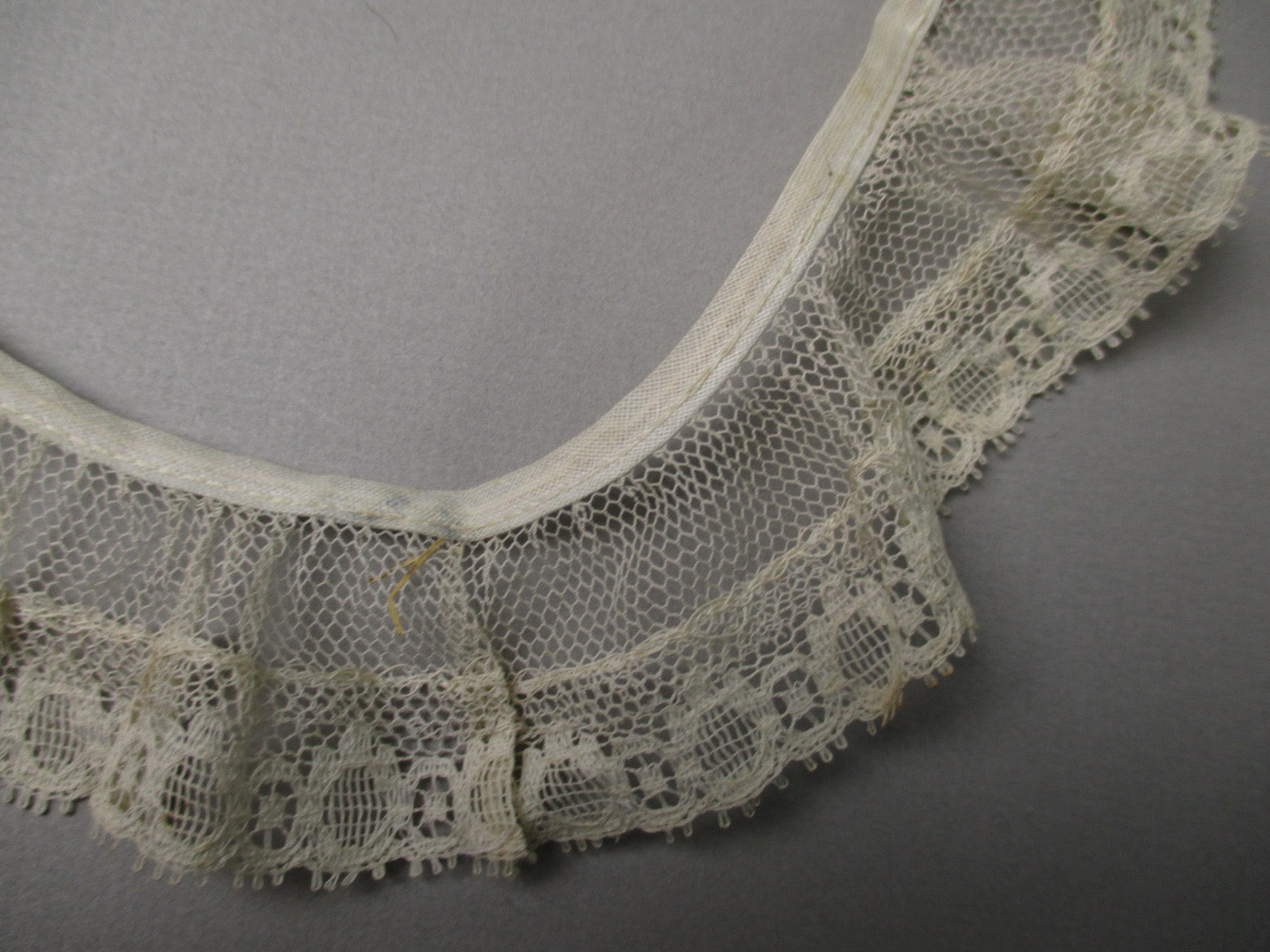 Antique lace Victorian round collar