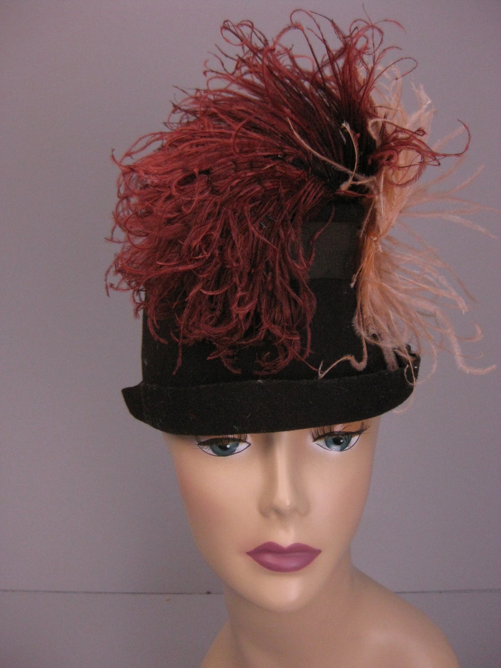 Vintage 20s 30s wool felt hat with feathers