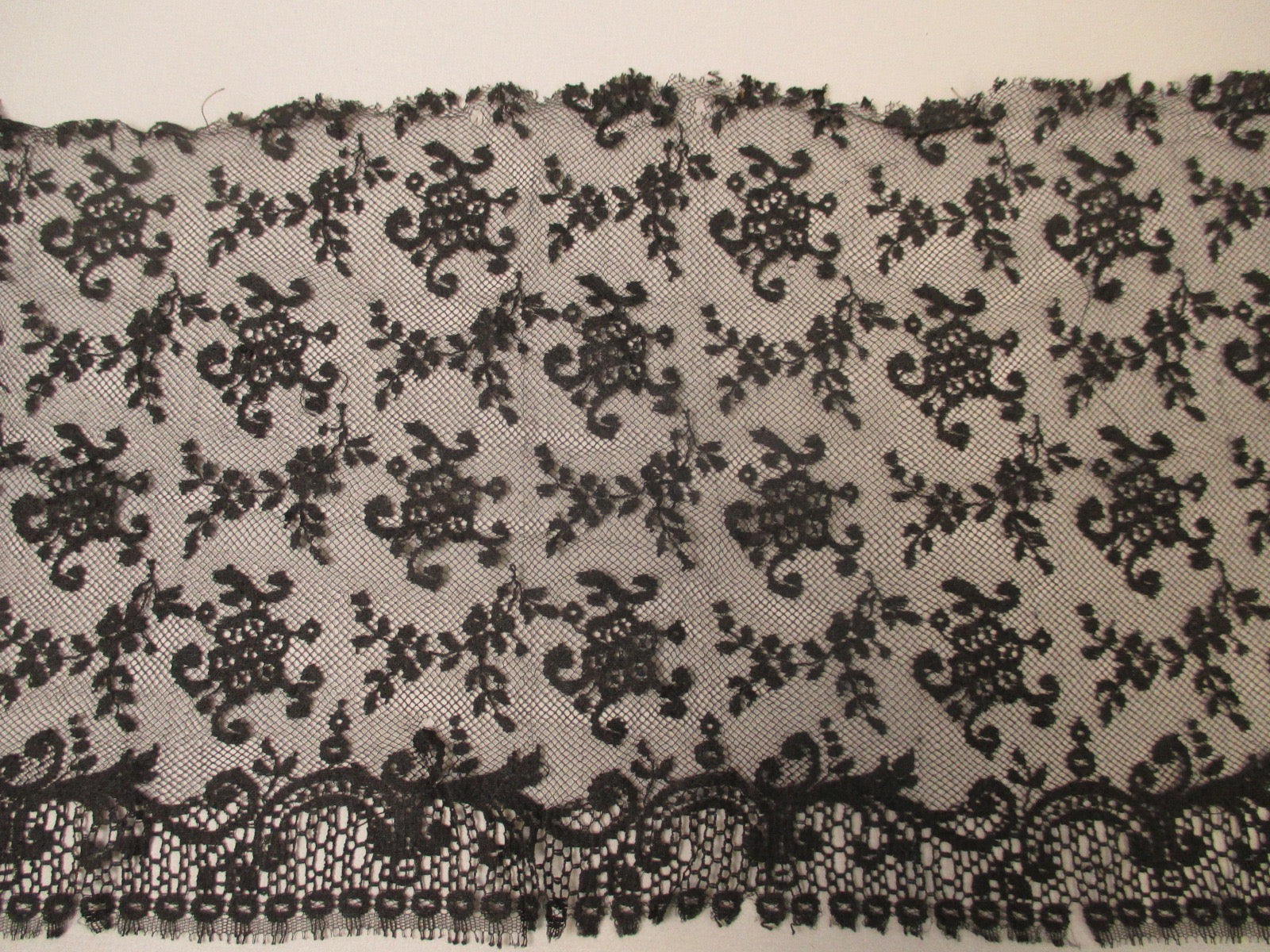 Antique Victorian chantilly lace remnant