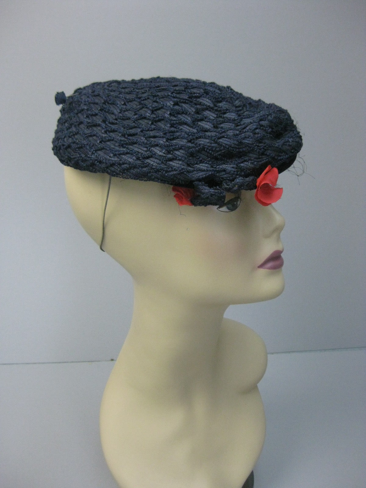 Vintage 40s Navy blue straw beret tilt hat