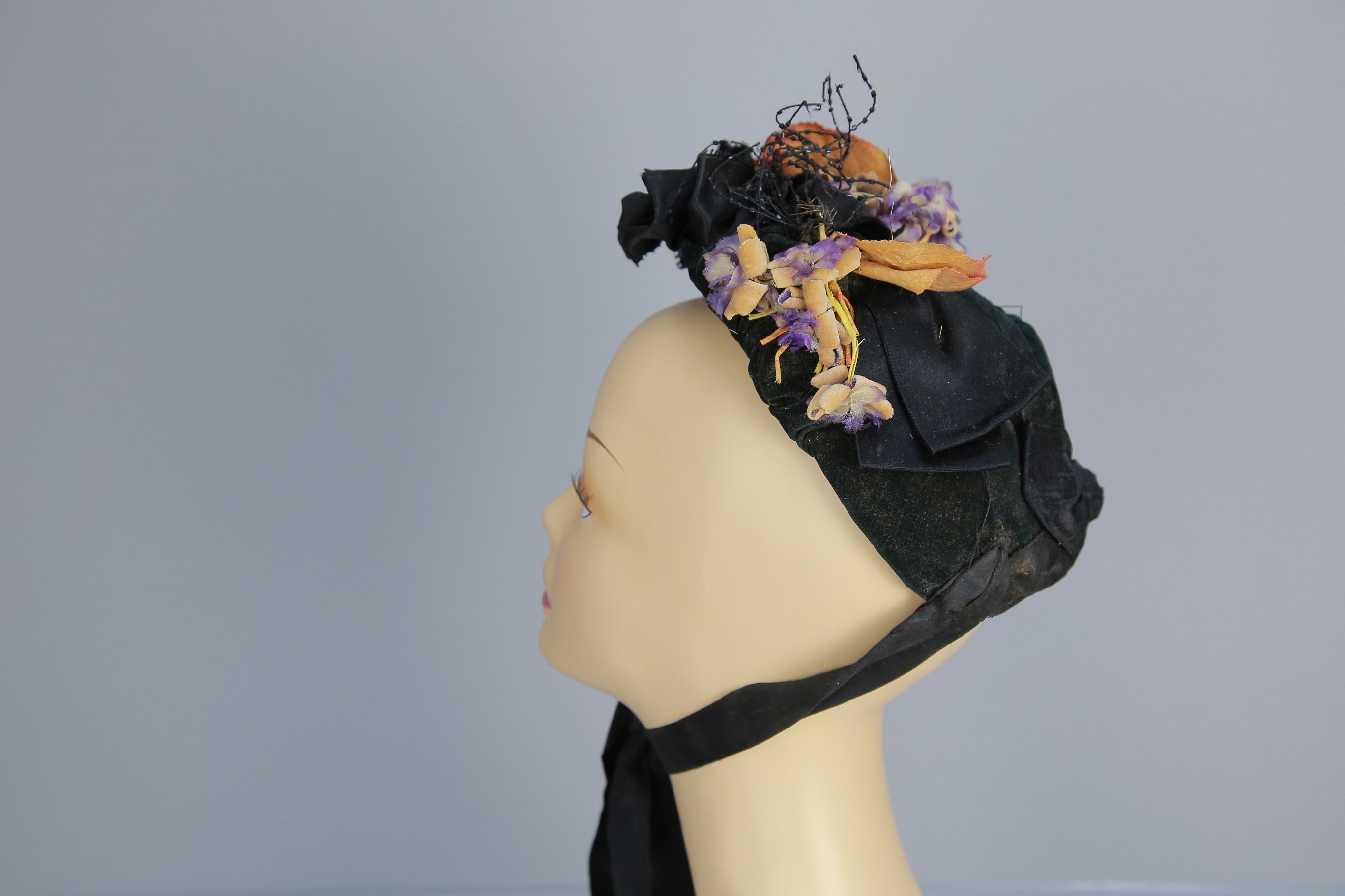 Antique Victorian 1880s velvet bonnet