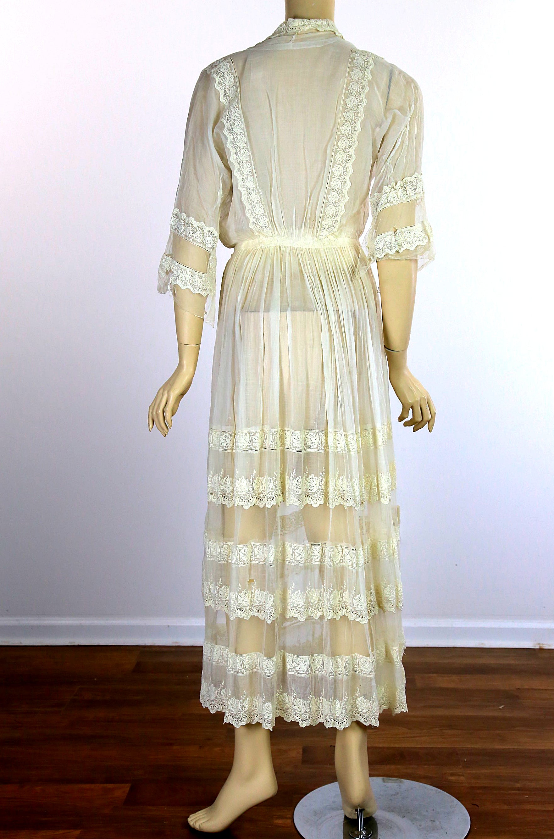 Tea gown, 1902 | Tea gown, Edwardian fashion, Womens vintage dresses