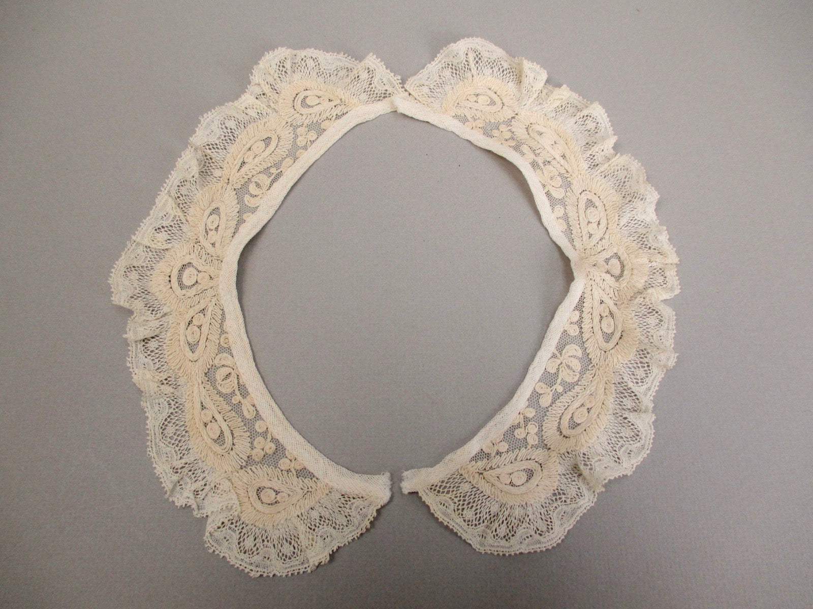 Antique lace collar w Tambour embroidery Victorian