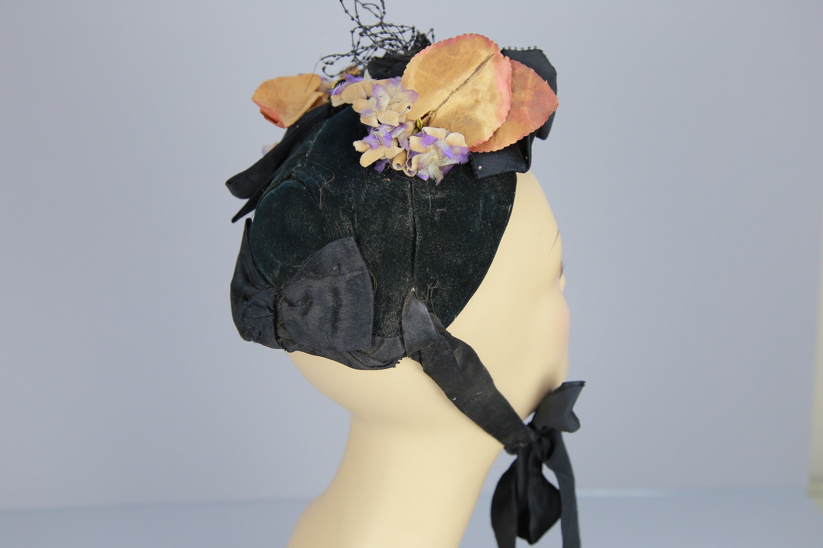 Antique Victorian 1880s velvet bonnet
