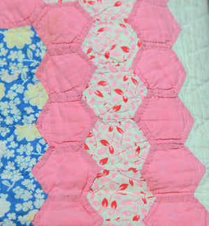 Vintage 30s hand sewn quilt hexagon center design
