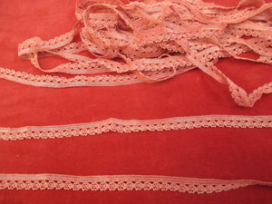 Vintage 1940s narrow lace trim